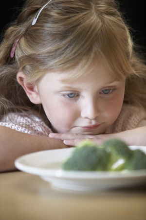 child_eating_broccoli.jpg